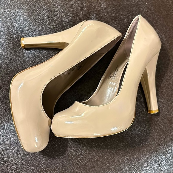 Size 7.5 neutral color heels - nude / bone color - Picture 3 of 8